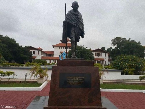 ガーナ大学のマハトマ・ガンディー像「差別主義者である」と撤去00