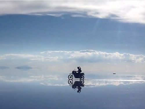ウユニ塩湖をバイクで疾走