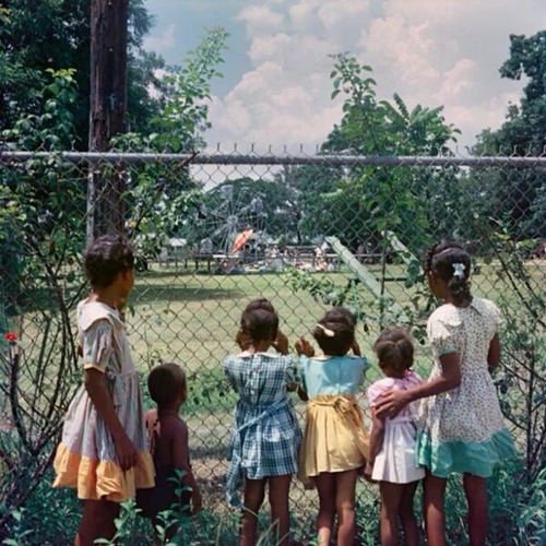 60年前、白人専用の公園をながめる黒人の子供たち01