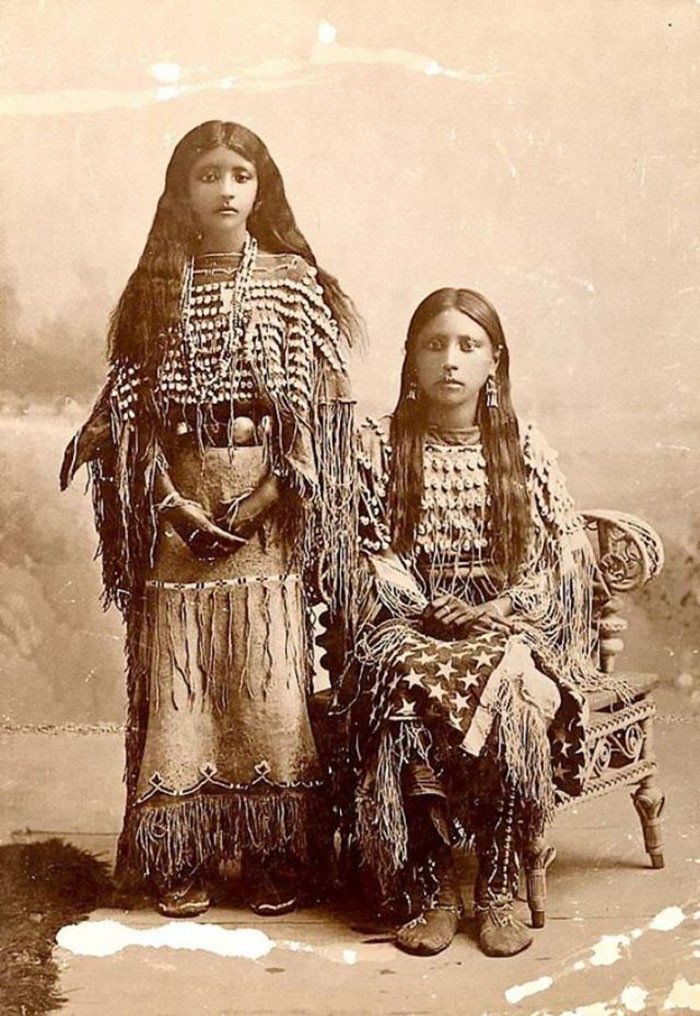インディアンの10代少女たち…民族衣装を着た100年前の写真いろいろ らばq
