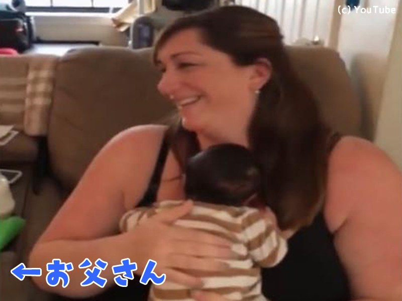 こんなにキュートな寝相のパパが他にいるだろうか?(動画)