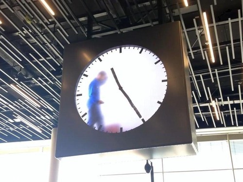 アムステルダム空港の手書き時計00