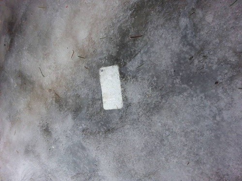 紛失したiPhoneが氷の下から見つかった00