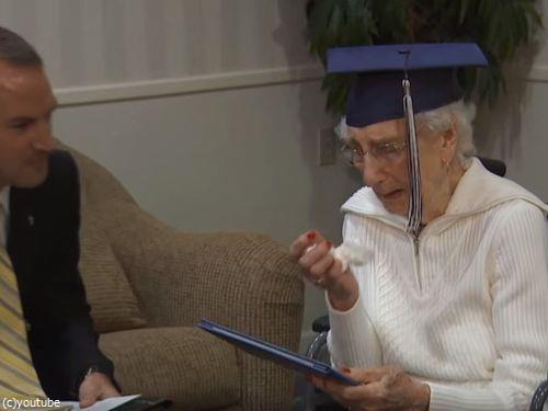 97歳女性が高校卒業証書に感涙00