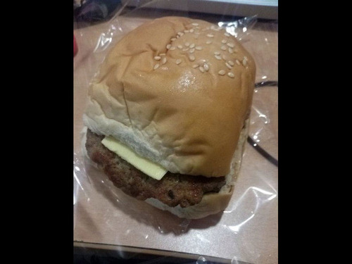 フィリピンでチーズバーガーを買った00