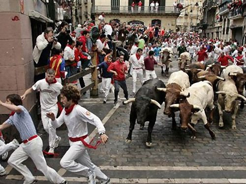 スペイン　牛追い祭り  