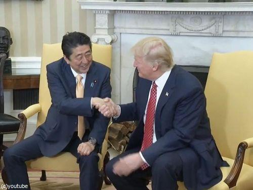 トランプ大統領と安倍首相の握手00