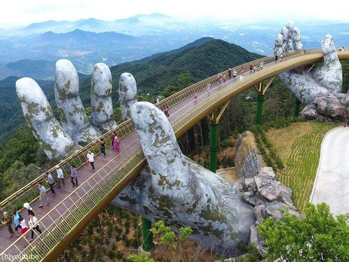 巨人の手が支えるベトナムの橋00