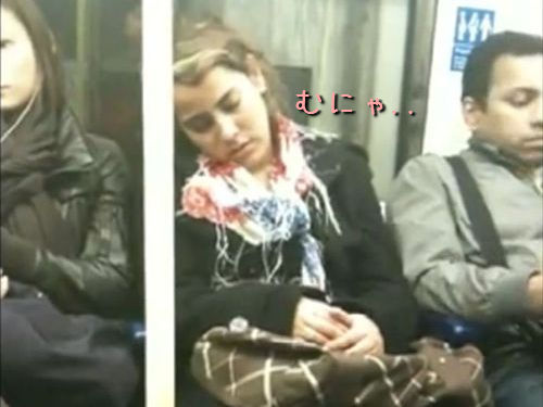 電車で寝ぼけて赤面の女性