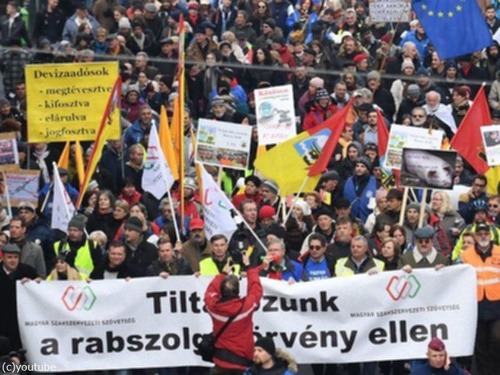 ハンガリーで大規模デモ