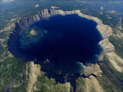 目の覚めるような青 火山の噴火跡に出来た湖 クレーターレイク の風光明媚な美しさ ライブドアニュース