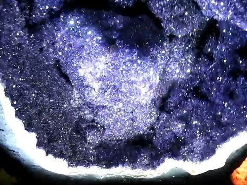 女帝」の名にふさわしい世界最大のアメジスト晶洞石…宇宙のよう