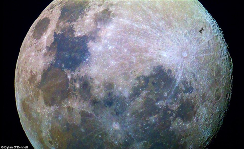 月面を国際宇宙ステーションが移動する様子が撮影される
