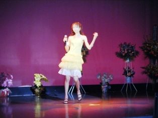 1986年のマリリン・当店のドレス・黄色のミニドレスが最高にぴったり