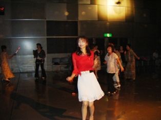 客席はダンスホール仕様でみんなで歌を聴きながら踊りました