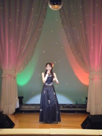 当店のドレスを着て唄うお様です。