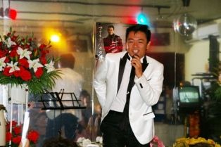 白のスーツでカッコイイ・大ちゃんコールで盛り上がり