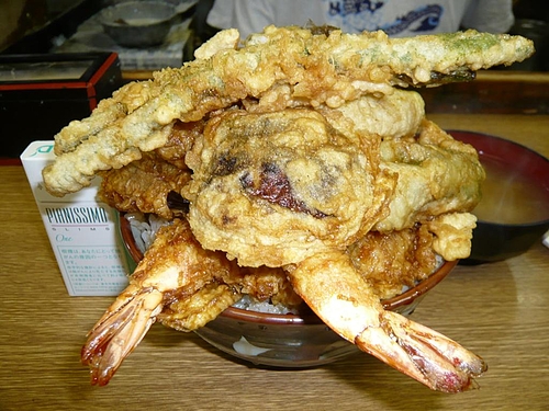 直径17センチの丼に天ぷらがてんこ盛り!・・・重さ1.5キロ! 直径17センチの丼に天ぷらがてんこ盛り!・・・重さ1.5キロ!