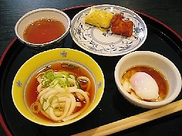 うどん、練り物、鳥のから揚げ、温泉たまご うどん、練り物、鳥のから揚げ、温泉たまご