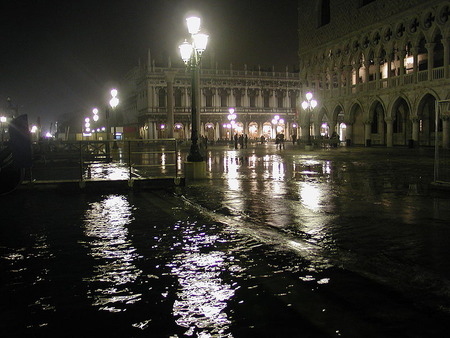 800px-Venezia_acqua_alta_notte_2005