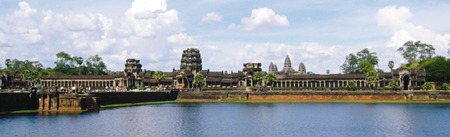 800px-Angkor_Wat_from_moat