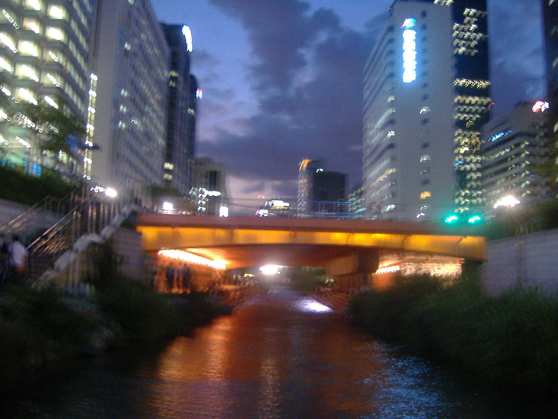 ソウル中心部を流れる川夜