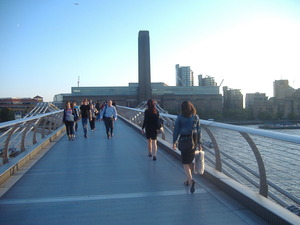 102_passengers_on_the_Millennium_Bridge
