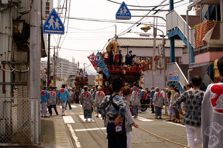 山車がデミズヤ前ですれ違い