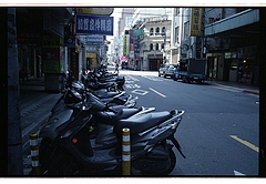路地のスクーター