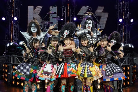news_xlarge_momoirocloverzvskiss_sub