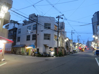 070300