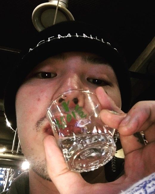 【BIGBANG NEWS】G-DRAGON、焼酎を片手にワイルドな姿を公開“髭が似合います”