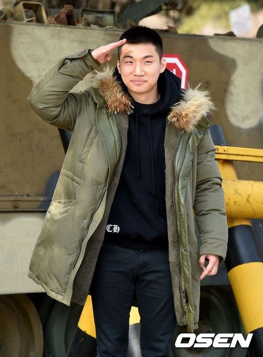 【BIGBANG NEWS】BIGBANGのD-LITE、入隊現場には日本のファンも多数…笑顔で挨拶「愛してます」(動画あり)