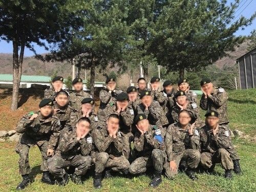 【BIGBANG NEWS】BIGBANGのD-LITE、入隊後初の集合写真が公開…同期と笑顔でお花ポーズ