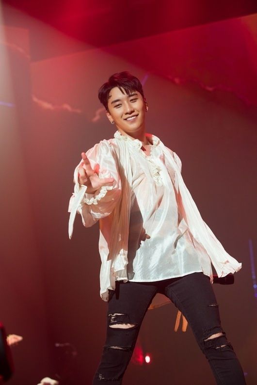 【BIGBANG NEWS】BIGBANGのV.I、ステージで入隊中のG-DRAGONに電話!?…ソロコンサートでの特別な演出が話題