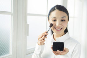 【ガールズニュース】初心者でも失敗しない!みんなお勧め「化粧直しコスメ」7選