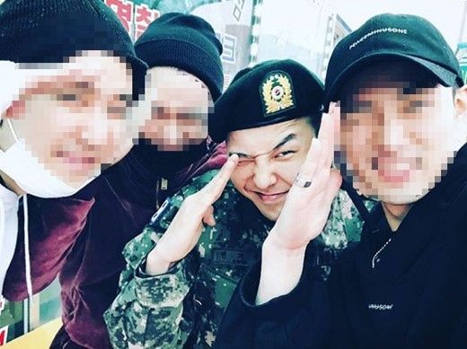 【BIGBANG NEWS】入隊中のG-DRAGON、修了式で仲間と元気に敬礼ポーズ…笑顔の近況ショット話題