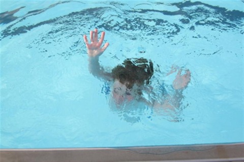 child-drowns-in-pool