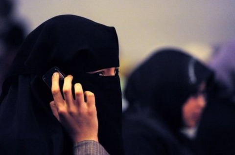 327847-une-femme-portant-la-burqa