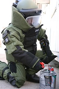 200px-Bomb_neutralizing_EOD_9