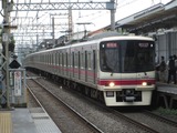 京王電鉄8000系電車(明大前駅にて、'17.06.30撮影)