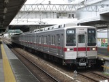 東武鉄道10000系電車(西新井駅にて、'17.04.15撮影)