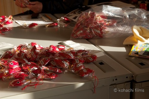 篠島まちづくり会_さらさらサラダ_しらっぴー_2011-12-25 15-11-11