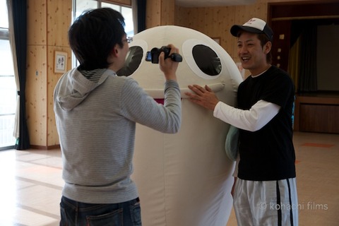 篠島まちづくり会_さらさらサラダ_しらっぴー_2011-12-25 13-45-13