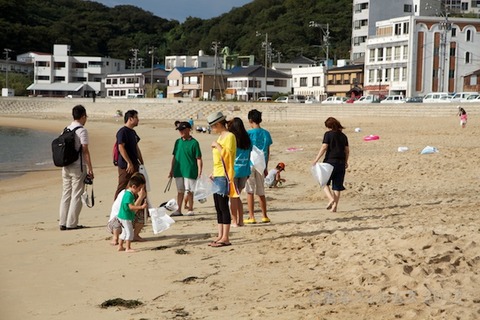 ウミガメ隊_クリーンアップ_2012-08-15 07-35-38