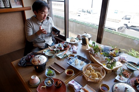篠島まちづくり会_さらさらサラダ_しらっぴー_2011-12-25 12-18-17