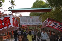 八坂神社の境内へ