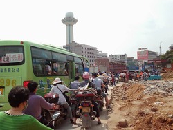 大渋滞の原チャリ集団