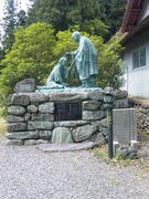 杖杉庵の衛門三郎像