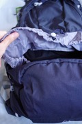荷物は下部からも出し入れできる